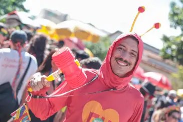 Brasília (DF), 15/02/2026 - Álvaro Peres participa do carnaval de rua, bloco Charretinhas do Forró (celebra os ritmos no Norte), praça Zé Ramalho. na Vila Planalto.
Foto: Joédson Alves/Agência Brasil