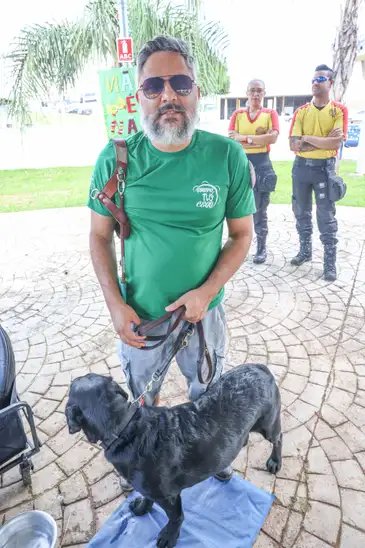 Brasília (DF), 16/02/2026 – O deficiente visual, Thiago Vieira  fala com Agência Brasila durante apresentação do Bloco de carnaval Deficiente é a mãe, na torre de TV.
Foto: Valter Campanato/Agência Brasil