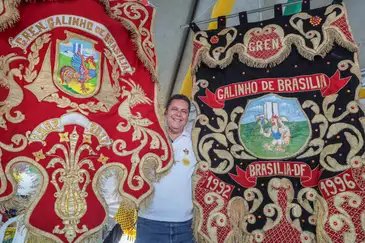 Brasília (DF), 15/02/2026 - Organizador do bloco, Sérgio Brasiel fala com Agência Brasil durante carnaval de rua, bloco Galinho.
Foto: Joédson Alves/Agência Brasil