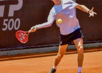 João Fonseca vence Thiago Monteiro em duelo brasileiro pelo Rio Open
