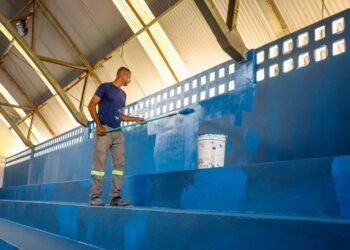 Ginásio Poliesportivo passa por serviço de pintura na parte estrutural – Prefeitura Municipal de Candeias.