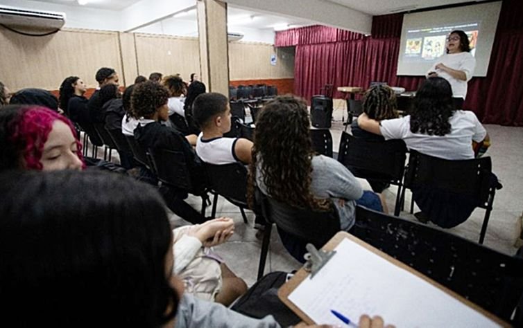 Jean Barreto/ Divulgação 19/02/2026 - 'Graphic novels' podem preparar professores para debate étnico-racial em sala de aula. Na foto a doutoranda Fernanda Pereira da Silva interagindo com os alunos. Foto: Jean Barreto/ Divulgação