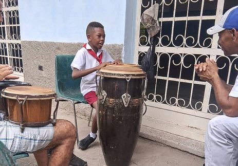 26/02/2026 - Personagens Cubanos - Robin, 9 anos, na escola de música que ele frequente, em Havana, patrocinada pelo Estado. Foto: Arquivo Pessoal/Divulgação