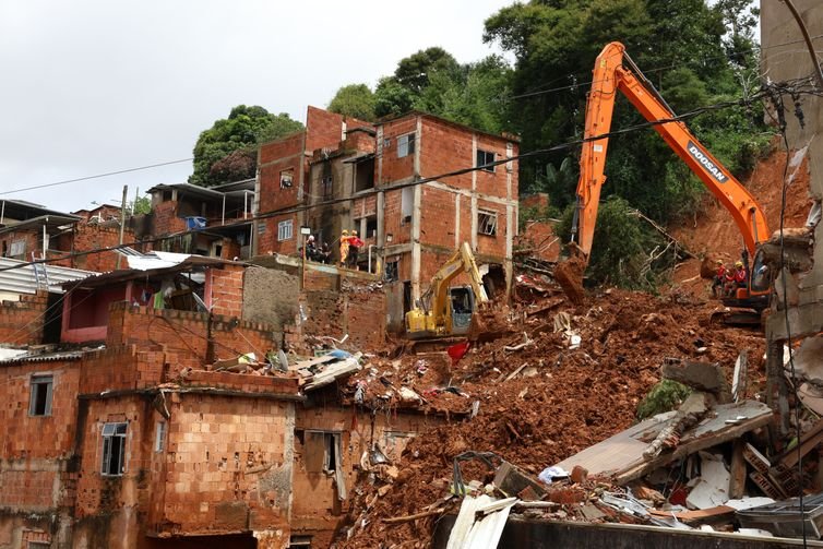 Rovena Rosa/Agência Brasil Juiz de Fora (MG), 27/02/2026 - Buscas pela última criança desaparecida no deslizamento de terra ocorrido durante tempestade da noite de segunda-feira, 22 de fevereiro, que vitimou 21 pessoas e deixou várias casas destruídas no bairro Jardim Burnier. Foto: Rovena Rosa/Agência Brasil