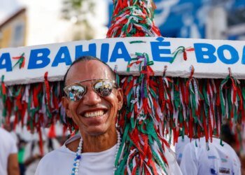 Multidão lota Rio Vermelho, em Salvador, para celebrar Iemanjá