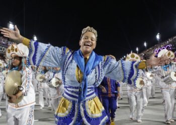 Laísa Lima é a primeira mulher mestra de bateria a passar na Sapucaí
