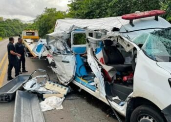 Acidente com ambulância e caminhão parado causa morte médico, enfermeira e ocupante