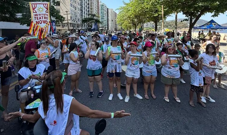 Percussomos do Amor/Divulgação Niterói (RJ), 21/02/2026 - Bloco Percussomos do Amor ressalta inclusão no carnaval. Foto: Percussomos do Amor/Divulgação