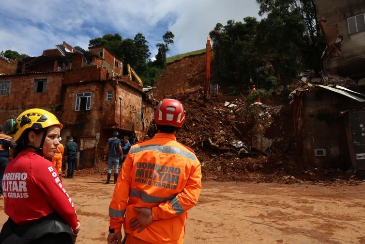 Rovena Rosa/Agência Brasil Juiz de Fora (MG), 27/02/2026 - Buscas pela última criança desaparecida no deslizamento de terra ocorrido durante tempestade da noite de segunda-feira, 22 de fevereiro, que vitimou 21 pessoas e deixou várias casas destruídas no bairro Jardim Burnier. Foto: Rovena Rosa/Agência Brasil