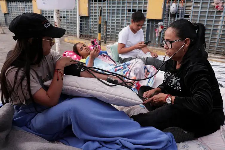 Reuters/Gaby Oraa/Proibida reprodução Relatives of detainees go through medical checkups as they enter their third day of a hunger strike after the National Assembly of Venezuela postponed debate on an amnesty bill, outside the National Police Zone 7 detention centre in Caracas, Venezuela, February 16, 2026. REUTERS/Gaby Oraa