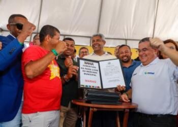 Carnaval de entregas: governador leva mobilidade, apoio ao campo e moradia digna a famílias de Maraú | SECOM