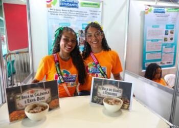 Estudantes produzem bala de mel fortificada com plantas medicinais | SECOM