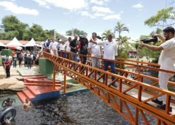 No Carnaval, Governo do Estado entrega pavimentação e viatura em Paramirim | SECOM