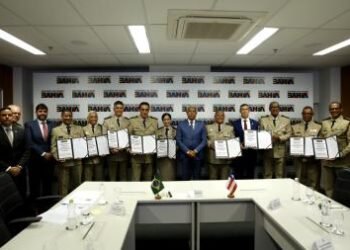 Governador assina 130 promoções e PMBA faz história com primeira mulher coronel da corporação | SECOM