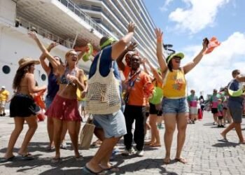 Maior cruzeiro da temporada chega a Salvador e passageiros são recebidos em clima de Carnaval | SECOM