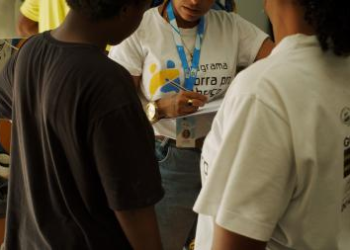 “Corra pro Abraço” leva cuidado e atenção a pessoas em situação de vulnerabilidade durante o Carnavalas | SECOM