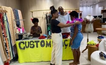 Estudantes de Salvador empreendem com customização de abadás em shoppings de Salvador | SECOM