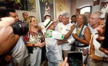 No Pelourinho, Jerônimo acompanha tradicional saída do bloco afro Olodum | SECOM