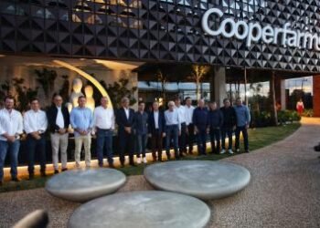 Jerônimo Rodrigues destaca fortalecimento da agroindústria durante visita à Cooperfarms, em Luís Eduardo Magalhães | SECOM