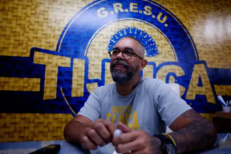 Rio de Janeiro (RJ), 14/01/2026 - Edson Pereira, carnavalesco da Unidos da Tijuca, fala sobre o enredo do desfile de 2026 da escola que vai homenagear a escritora Carolina Maria de Jesus, no barracão da escola, na Cidade do Samba.  Foto: Tânia Rêgo/Agência Brasil