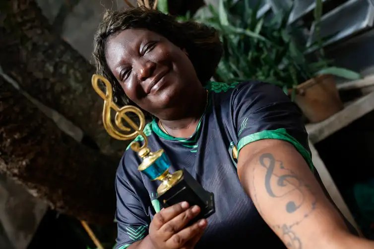 Rio de Janeiro (RJ), 20/02/2026 - A regente Helen Maria da Silva Simão, primeira mulher à frente de uma bateria de escola de samba no Rio de Janeiro, em sua casa, no bairro de Colégio, zona norte da cidade.   Foto: Tânia Rêgo/Agência Brasil