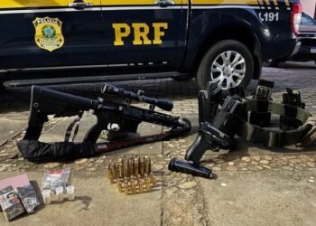 PRF apreende fuzil e pistola durante fiscalização no interior baiano