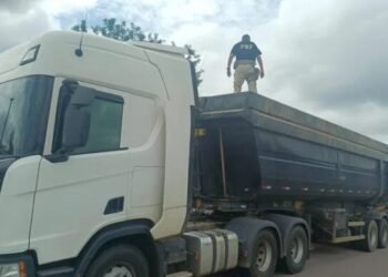 PRF flagra carreta com 28 toneladas de excesso de peso na Bahia