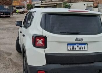 PRF prende 2 motoristas e recupera 2 veículos roubados na Bahia