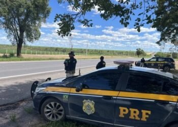 Serra Preta: Ônibus de estudantes é parado e notificado na PRF