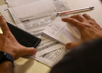 Salário mínimo de R$ 1.621 começa a ser pago nesta segunda