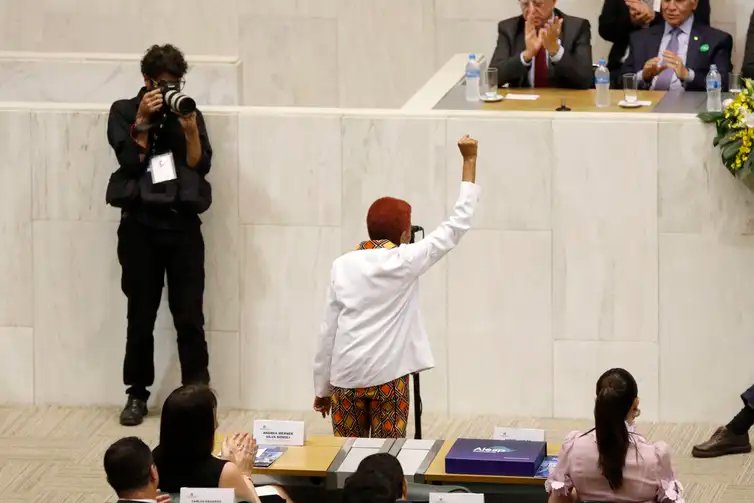 Fernando Frazão/Agência Brasil São Paulo (SP),15/03/2023 - A deputada Leci Brandão (PCdoB) toma posse para a 20ª legislatura da Assembleia Legislativa do Estado de São Paulo (Alesp). Foto: Fernando Frazão/Agência Brasil