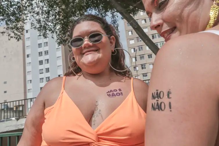 Paulo Pinto/Agência Brasil São Paulo (SP), 14/02/2026 - A foliona Cris fala com Agência Brasil durante desfile do Bloco. G Treme Mon Amour, no bairro da Bela Vista.
Foto: Paulo Pinto/Agência Brasil