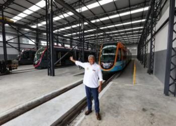 Governador vistoria acoplamento do terceiro trem do VLT de Salvador | SECOM