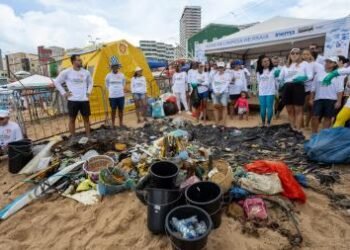 Sema e Inema retiram cerca de 250 kg de resíduos da praia do Rio Vermelho antes da Festa de Iemanjá | SECOM