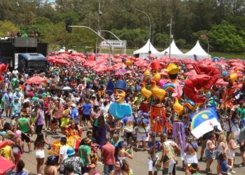 Pabllo Vittar e grupo de K-Pop fazem o povo sambar em SP nesta segunda