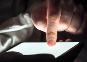 Conteúdos falsos criados com IA mais que triplicam entre 2024 e 2025