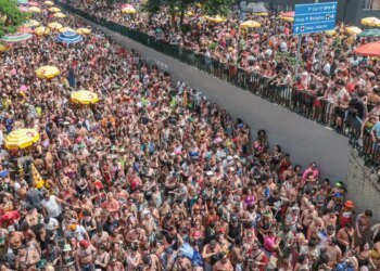 Tarde de blocos no Bixiga valoriza músicas brasileiras em São Paulo