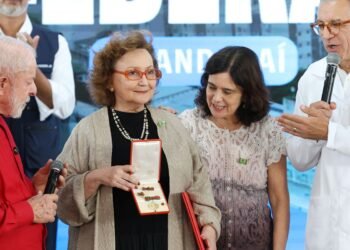 Pesquisadora Margareth Dalcolmo recebe medalha Oswaldo Cruz