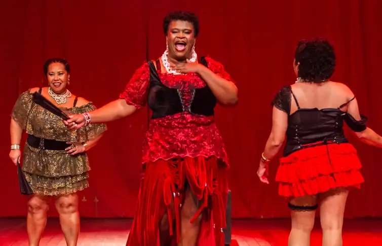 01/03/2026 - Espetáculo Mademe Satã aborda temas fortes como identidade, racismo, homofobia e transfobia com uma narrativa intensa e envolvente. Foto: Felipe Barbosa/Divulgação