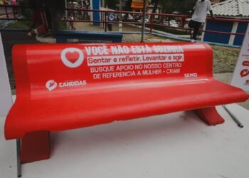 Entenda o significado do Banco Vermelho instalado na Praça Dr. Gualberto – Prefeitura Municipal de Candeias.