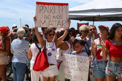 Tomaz Silva/Agência Brasil Rio de Janeiro (RJ), 08/03/2026 – Ato do Dia Internacional da Mulher ocupa a praia de Copacabana, na zona sul do Rio, pedindo o fim das violências contra as mulheres. Foto: Tomaz Silva/Agência Brasil