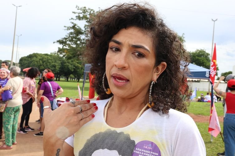 Valter Campanato/ Agência Brasil. Brasília-DF- 08/03/2026 - Ato 08M em Brasília. Thammy Frisselly, da Assembleia Popular pela Vida de Todas as Mulheres, do DF em torno, uma das organizadoras do 8 de Março Unificado do DF. Foto: Valter Campanato/ Agência Brasil.