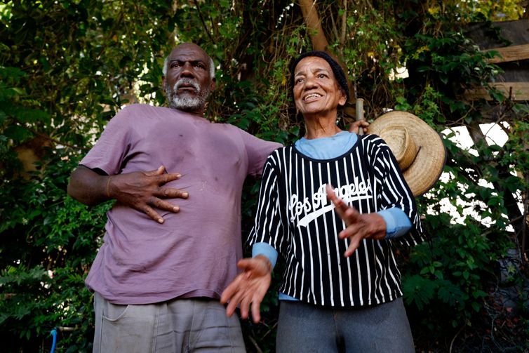 Tânia Rêgo/Agência Brasil Rio de Janeiro (RJ), 26/03/2026 - Tio Dadá e Tia Vera, cuidadores da horta comunitária do programa Hortas Cariocas, no Salgueiro. Hortas agroecológicas e ancestrais no Morro do Salgueiro, zona norte da cidade. Foto: Tânia Rêgo/Agência Brasil