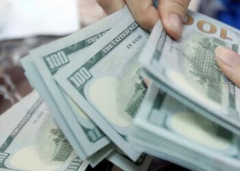 Dólar cai para R$ 5,22, e bolsa sobe 1,6% com alívio no Oriente Médio