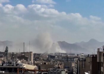 Guerra no Oriente Médio tem mais bombardeios e mortes neste domingo