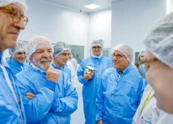Lula visita fábrica que fornece 19 milhões de produtos ao SUS