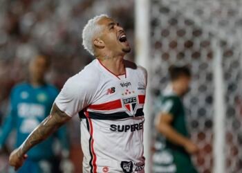 São Paulo vence Chapecoense e assume liderança isolada do Brasileiro