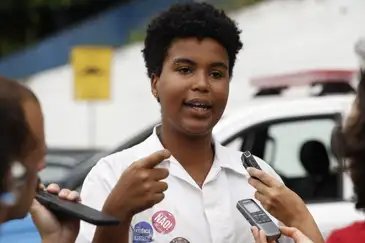 Rio de Janeiro (RJ), 10/03/2026 – A estudante do Colégio Pedro II Ana Belarmino fala em protesto contra assédio sexual e silêncio institucional em frente à reitoria, em São Cristóvão, após caso de estupro coletivo envolvendo alunos. Foto: Fernando Frazão/Agência Brasil