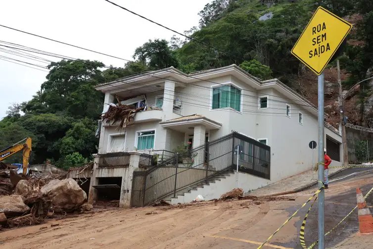 Juiz de Fora (MG), 27/02/2026 - Deslizamento de terra do Morro do Cristo, ocorrido durante a tempestade de segunda-feira, 23 de fevereiro, no Bairro Paineiras. Foto: Rovena Rosa/Agência Brasil