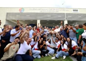 Governo do Estado inaugura colégio de tempo integral em Cândido Sales e autoriza construção de 90 moradias do Minha Casa, Minha Vida | SECOM